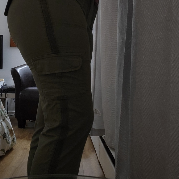 Cargo Capri Pants - Picture 3 of 3
